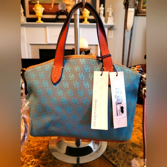 Dooney & Bourke Handbags - Dooney & Bourke crossbody/satchel NWT